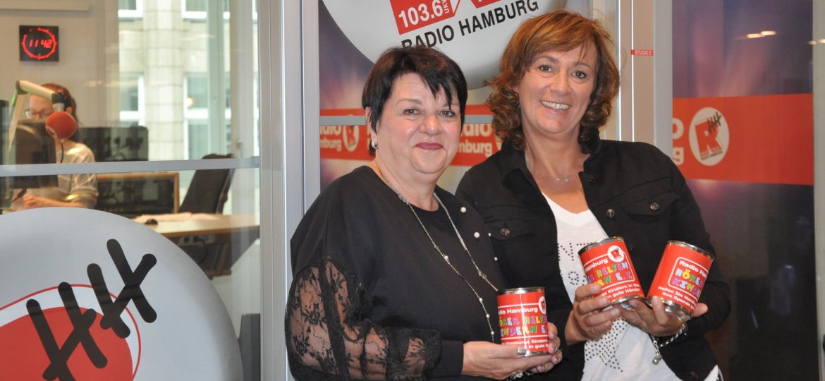 Die Ladys freuen sich über die Einnahmen für Radio Hamburg Hörer helfen Kindern e.V.