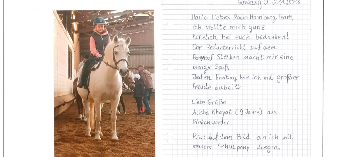 Alisha auf ihrem Schulpony