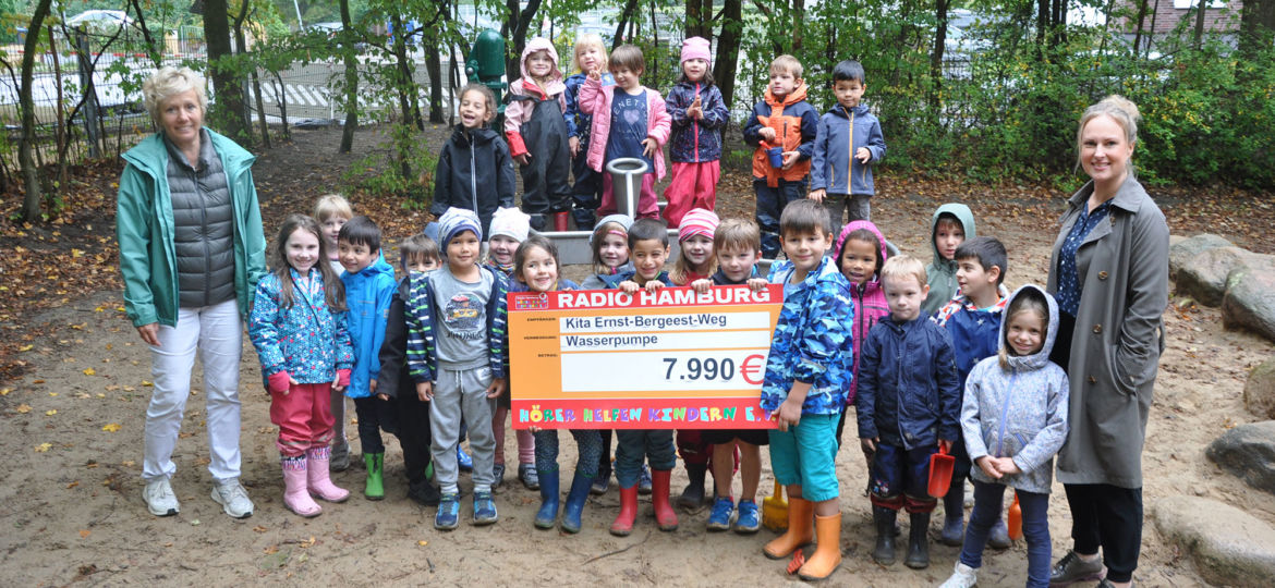 Introbild Neue Wasserpumpe Kita Ernst-Bergeest Weg finanziert von Hörer helfen Kindern