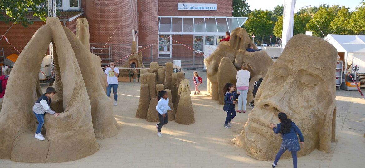 Introbild Lehmskulpturen bauen in Wilhelmsburg finanziert durch Hörer helfen Kindern