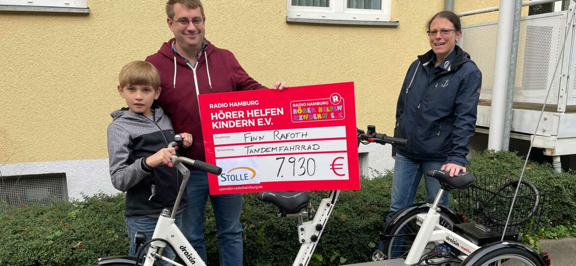 Introbild Finn erhählt Tandemfahrrad von Hörer helfen Kindern