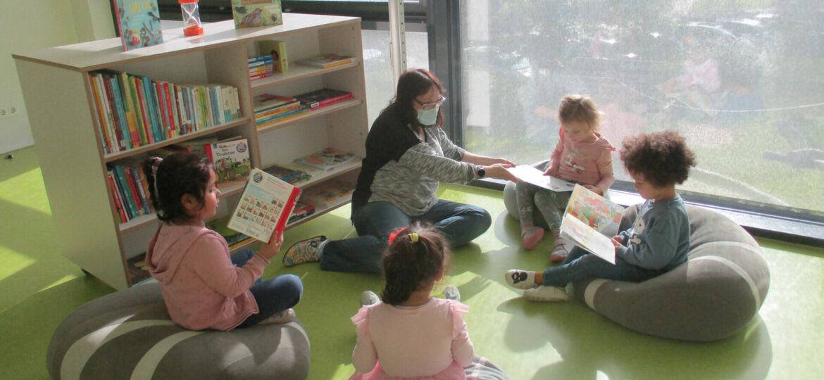 Introbild Kita Osterbrook erhält Bücherspende von Hörer helfen Kindern