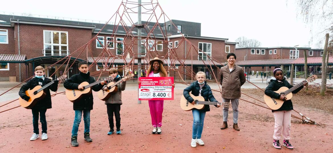 Introbild Hörer helfen Kindern und Stage Entertainment spenden für Gitarre Hamburg