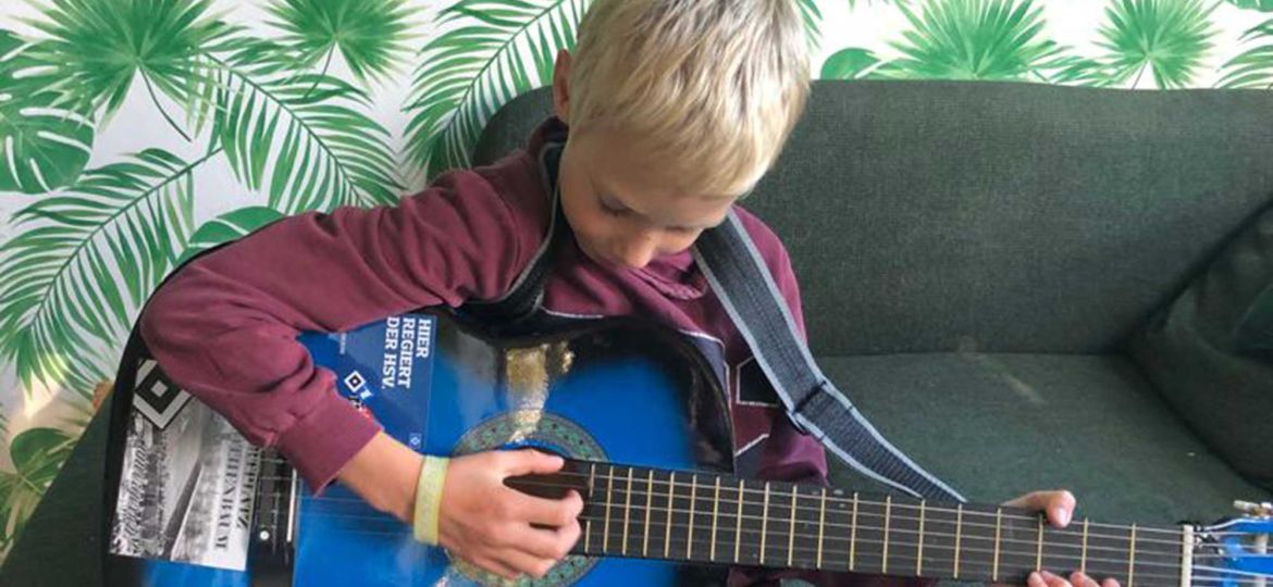 Introbild Hörer helfen Kindern Weihnachtssammlung Gitarrenunterricht für Reyk