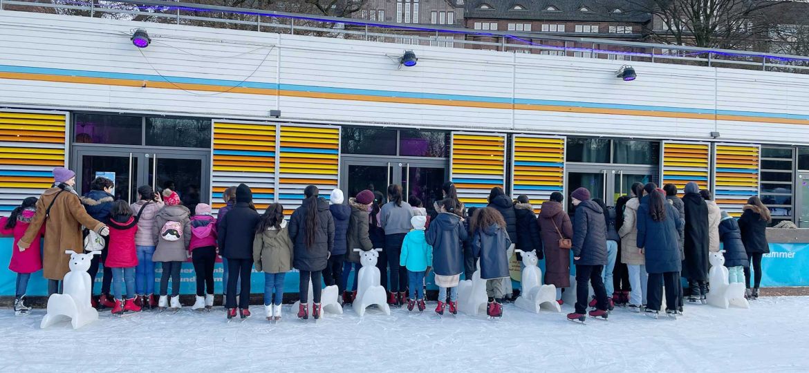 Introbild Mädchentreff Harburg macht dank Hörer helfen Kindern Ausflug auf die Eislaufbahn