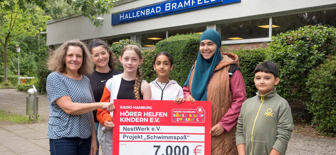 Introbild Scheckübergabe an den Schwimspaß von Nestwerk durch Hörer helfen Kindern