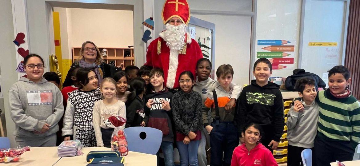 Introbild Nikolaus an der Schule Appelhoff finanziert durch Hörer helfen Kindern