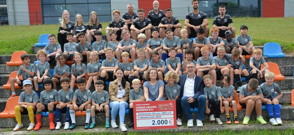 Introbild Ochtmisser SV bekommt Spende von Hörer helfen Kindern für Fußballcamp